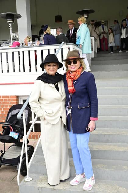 Dagmar Frederic und Tini Gräfin von Rothkirch bei der Großen Saisoneröffnung 2026 auf der Rennbahn Hoppegarten. Berlin, 05.04.2026 Copyright: xMatthiasxWehnertx