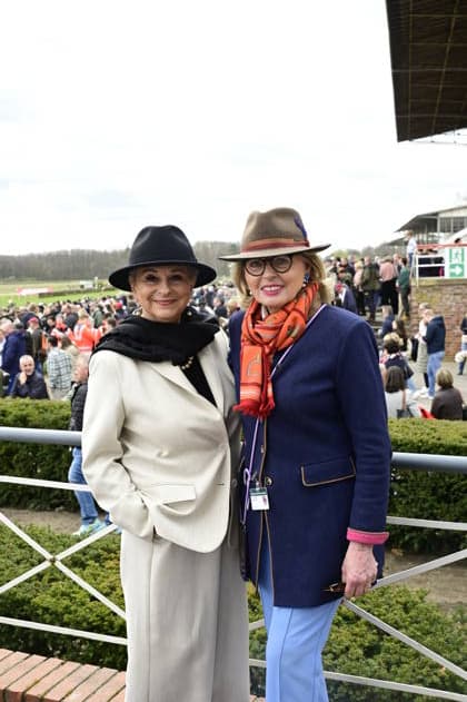 Dagmar Frederic und Tini Gräfin von Rothkirch bei der Großen Saisoneröffnung 2026 auf der Rennbahn Hoppegarten. Berlin, 05.04.2026 Copyright: xMatthiasxWehnertx