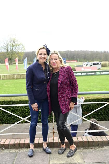 Sandra-Sophie Gräfin von Faber-Castell mit Mutter Kerstin Woltmann bei der Großen Saisoneröffnung 2026 auf der Rennbahn Hoppegarten. Berlin, 05.04.2026 Copyright: xMatthiasxWehnertx