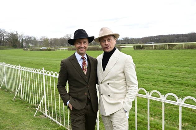Tom Schilling und Roman Knizka bei der Großen Saisoneröffnung 2026 auf der Rennbahn Hoppegarten. Berlin, 05.04.2026 Copyright: xMatthiasxWehnertx