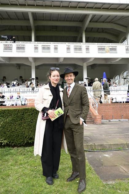 Tom Schilling und Ehefrau Annie Mosebach bei der Großen Saisoneröffnung 2026 auf der Rennbahn Hoppegarten. Berlin, 05.04.2026 Copyright: xMatthiasxWehnertx