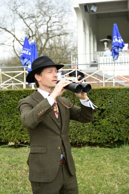 Tom Schilling bei der Großen Saisoneröffnung 2026 auf der Rennbahn Hoppegarten. Berlin, 05.04.2026 Copyright: xMatthiasxWehnertx