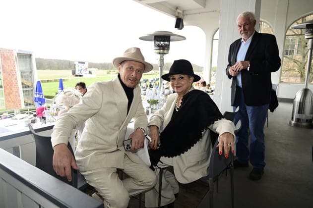 Roman Knizka und Dagmar Frederic bei der Großen Saisoneröffnung 2026 auf der Rennbahn Hoppegarten. Berlin, 05.04.2026 Copyright: xMatthiasxWehnertx