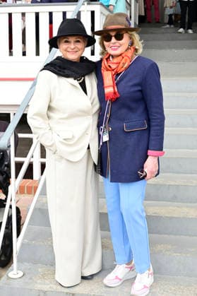 Dagmar Frederic und Tini Gräfin von Rothkirch bei der Großen Saisoneröffnung 2026 auf der Rennbahn Hoppegarten. Berlin, 05.04.2026