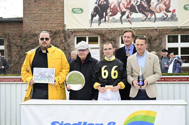 Siegerehrung 5. Rennen, Stall Route 66, Bernd Reese, Henk Greve, Gestüt Elbetal, Aster, Thore Hammer Hansen, v. Outstrip, Adrian mit Gerhard Schöningh bei der Großen Saisoneröffnung 2026 auf der Rennbahn Hoppegarten. Berlin, 05.04.2026 Copyright: xMatthiasxWehnertx