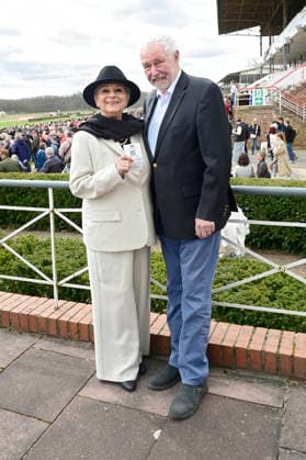 Dagmar Frederic mit Ehemann Klaus Lenk bei der Großen Saisoneröffnung 2026 auf der Rennbahn Hoppegarten. Berlin, 05.04.2026