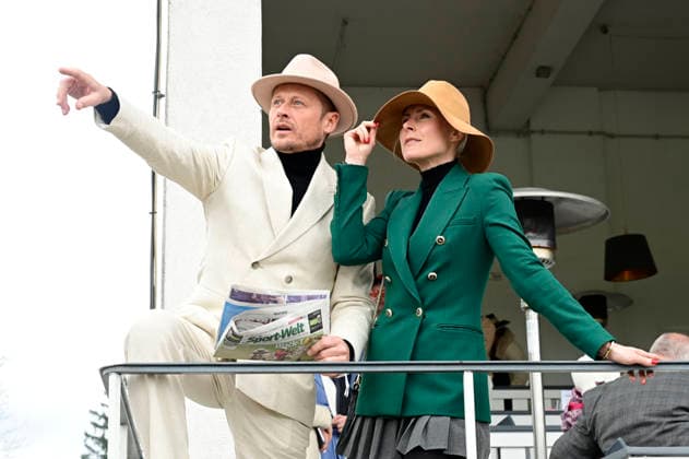 Roman Knizka und Franziska Hippe bei der Großen Saisoneröffnung 2026 auf der Rennbahn Hoppegarten. Berlin, 05.04.2026