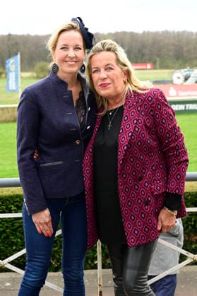 Sandra-Sophie Gräfin von Faber-Castell mit Mutter Kerstin Woltmann bei der Großen Saisoneröffnung 2026 auf der Rennbahn Hoppegarten. Berlin, 05.04.2026