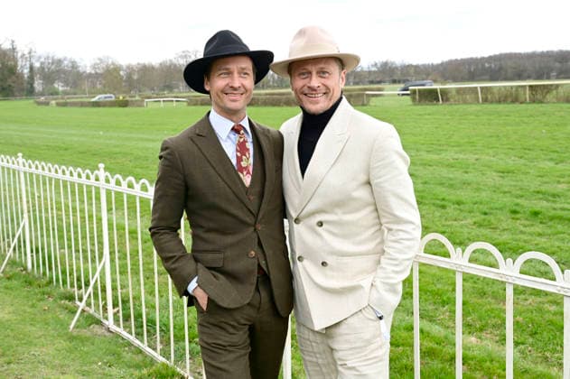 Tom Schilling und Roman Knizka bei der Großen Saisoneröffnung 2026 auf der Rennbahn Hoppegarten. Berlin, 05.04.2026