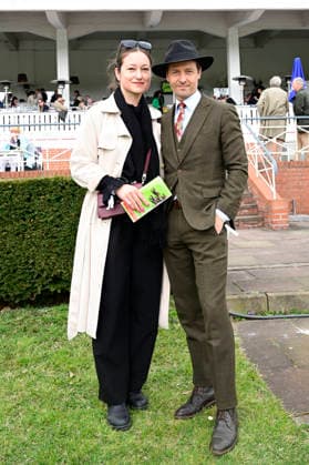 Tom Schilling mit Ehefrau Annie Schilling bei der Großen Saisoneröffnung 2026 auf der Rennbahn Hoppegarten. Berlin, 05.04.2026