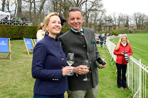 Patrick Graf von Faber-Castell mit Ehefrau Sandra-Sophie Gräfin von Faber-Castell bei der Großen Saisoneröffnung 2026 auf der Rennbahn Hoppegarten. Berlin, 05.04.2026