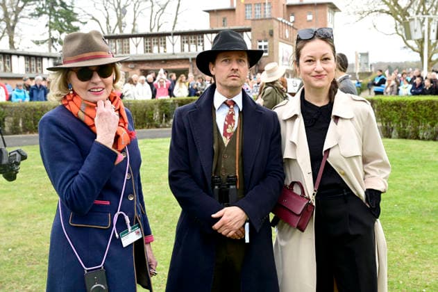 Tini Gräfin von Rothkirch, Tom Schilling und Annie Schilling bei der Großen Saisoneröffnung 2026 auf der Rennbahn Hoppegarten. Berlin, 05.04.2026