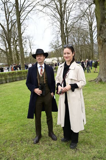 Tom Schilling mit Ehefrau Annie Mosebach bei der Großen Saisoneröffnung 2026 auf der Rennbahn Hoppegarten. Berlin, 05.04.2026 Copyright: xMatthiasxWehnertx
