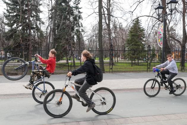 04.04.2026. Russia. Saratov. Young people ride bicycles along Saratov pedestrian street. Alexey Belkin NEWS.ru BelkinxAlexey