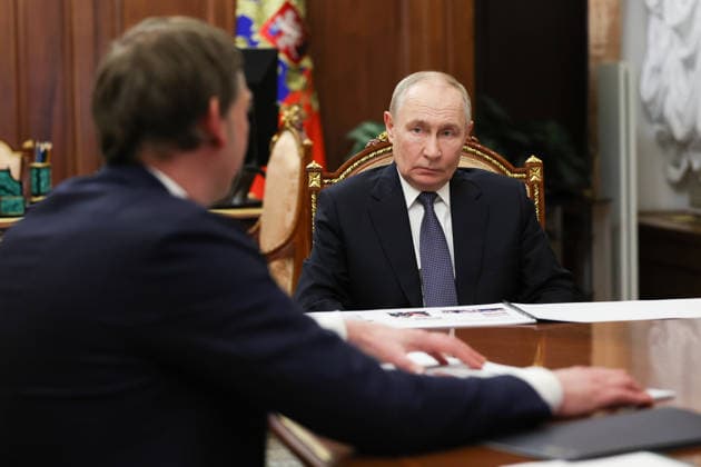 RUSSIA, MOSCOW - APRIL 6, 2026: Russia s President Vladimir Putin (R) and Aeroflot CEO Sergei Aleksandrovsky hold a meeting at the Moscow Kremlin Moscow Russia  - ZUMAt113 20260406_zaa_t113_045 Copyright: xAlexanderxKazakovx