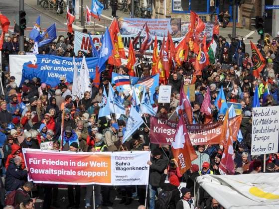 CNTV OSTERMARSCH - Demonstranten Friedensgruppen mit Fahnen Plakaten Demonstrieren gegen die Kriege auf der Welt Friedensdemo nur wenige hundert Teilnehmer bei der zentralen Veranstaltung in Hamburg am Oster Montag 06.04.2026 Hamburg - Landwehr Friedlicher Protest Zur zentralen Friedensdemo Ostermarsch am S-Bahnhof Landwehr kamen nur ein paar hundert Teilnehmer (Geschätzte Anzahl gegen 13:15 Uhr) statt der angekündigten 3000. Hamburg Deutschland *** CNTV OSTERMARSCH Demonstrators Peace groups with flags placards Demonstrate against the wars in the world Peace demo only a few hundred participants at the central event in Hamburg on Easter Monday 06 04 2026 Hamburg Landwehr Peaceful protest Only a few hundred participants came to the ce