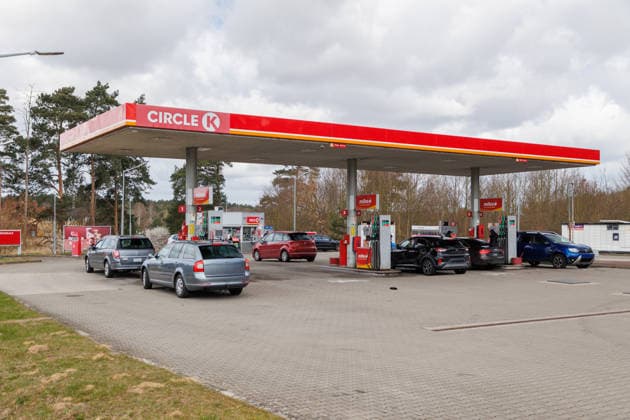06.04.2026 - Deutsche Bürger tanken in Polen billigeren Kraftstoff in ihr Fahrzeug, weil die Preise pro Liter in Deutschland über zwei Euro liegen und dadurch sehr teuer sind Dobra Lubieszyn Westvorpommern Polen *** 06 04 2026 German citizens fill up their vehicles with cheaper fuel in Poland because the price per liter in Germany is over two euros and therefore very expensive Dobra Lubieszyn Western Pomerania Poland
