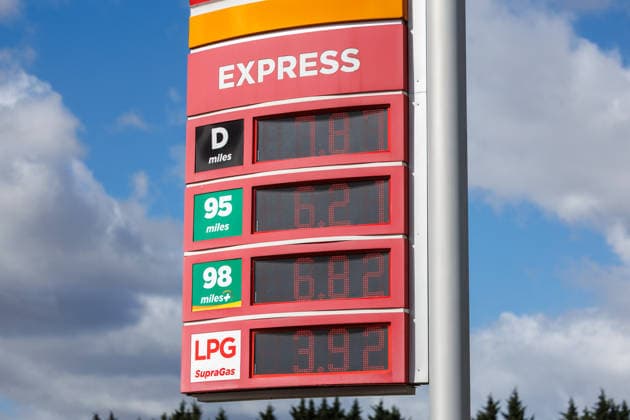 06.04.2026 - Deutsche Bürger tanken in Polen billigeren Kraftstoff in ihr Fahrzeug, weil die Preise pro Liter in Deutschland über zwei Euro liegen und dadurch sehr teuer sind Dobra Lubieszyn Westvorpommern Polen *** 06 04 2026 German citizens fill up their vehicles with cheaper fuel in Poland because the price per liter in Germany is over two euros and therefore very expensive Dobra Lubieszyn Western Pomerania Poland