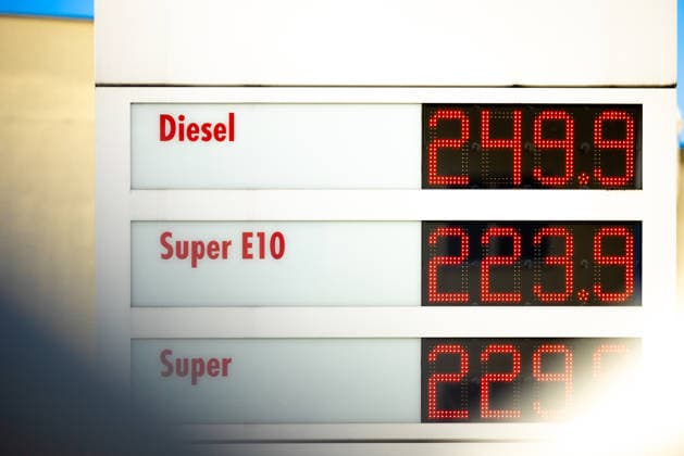 Rekord Benzinpreise. Deutschland, Berlin am Ostermontag den 06. April 2026: Rekordpreise an den Tankstellen, wie hier in der Hauptstadt am Ostermontag am frühen Nachmittag. An der Shell‘Tanke waren auf den Anzeigetafeln folgende Preise zu sehen: Diesel 2,499 Super E10: 2,239 Super 2,299 *** Record petrol prices in Germany, Berlin on Easter Monday, April 6, 2026 Record prices at petrol stations, as here in the capital on Easter Monday in the early afternoon The following prices were shown on the display boards at ShellTanke Diesel 2.499 Super E10 2.239 Super 2.299