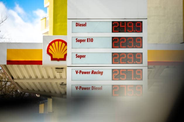 Rekord Benzinpreise. Deutschland, Berlin am Ostermontag den 06. April 2026: Rekordpreise an den Tankstellen, wie hier in der Hauptstadt am Ostermontag am frühen Nachmittag. An der Shell‘Tanke waren auf den Anzeigetafeln folgende Preise zu sehen: Diesel 2,499 Super E10: 2,239 Super 2,299 V-Power 2,579 V-Power Diesel 2,759 *** Record petrol prices in Germany, Berlin on Easter Monday, April 6, 2026 Record prices at petrol stations, as here in the capital on Easter Monday in the early afternoon The following prices were shown on the display boards at ShellTanke Diesel 2.499 Super E10 2.239 Super 2.299 V Power 2.579 V Power Diesel 2.759