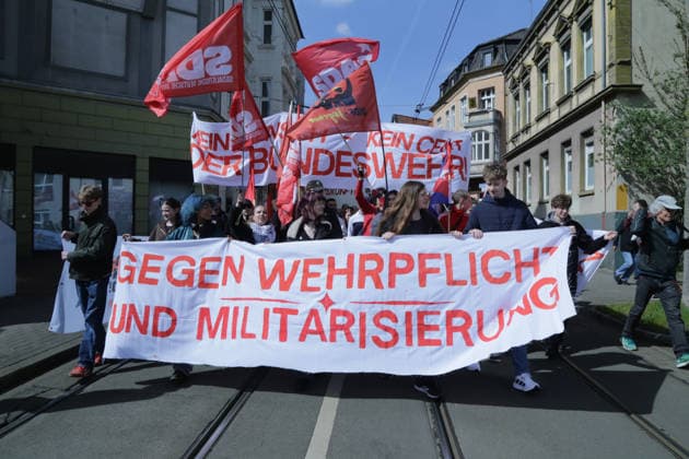 06.04.2026 Dortmund, Ruhrgebiet, NRW, Abschluß des Rhein-Ruhr-Ostermarsches in Dortmund. Nach einer Kundgebung auf dem Dorstfelder Wilhelmsplatz geht der Demonstrationszug über die Rheinische Straße zur Abschlußkundgebung auf dem Hansaplatz. Der Ostermarsch Rhein-Ruhr unter dem Motto Friedensfähig statt kriegstüchtig ist traditionell der größte Ostermarsch in NRW. *** 06 04 2026 Dortmund, Ruhr area, NRW, Closing of the Rhine-Ruhr Easter March in Dortmund After a rally at Wilhelmsplatz in Dorstfeld, the demonstration marches along Rheinische Straße to the closing rally at Hansaplatz The Rhine-Ruhr Easter March under the motto Peaceable instead of warlike is traditionally the largest Easter march in NRW