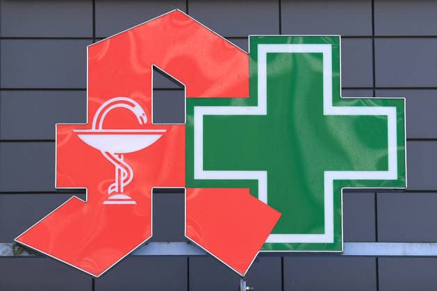 Apotheke am 06.04.2026 in Oberhausen Als Apotheke wird ein Ort bezeichnet, an dem Arzneimittel und Medizinprodukte abgegeben, geprüft und hergestellt werden. Zudem ist es eine Hauptaufgabe des Apothekers und des übrigen Apothekenpersonals, die Kunden zu beraten, sie über Nebenwirkungen aufzuklären und mögliche Wechselwirkungen mit anderen Medikamenten aufzudecken. Zusätzlich zu der Abgabe von Arzneimitteln verkaufen Apotheken auch apothekenübliche Artikel wie Nahrungsergänzungsmittel, kosmetische Erzeugnisse und weitere Waren mit gesundheitsförderndem Bezug. *** Apotheke am 06 04 2026 in Oberhausen A pharmacy is a place where medicines and medical products are dispensed, tested and manufactured In addition, one of the main tasks xRx