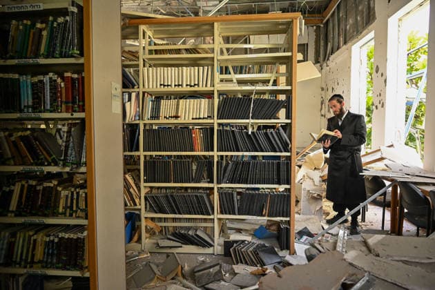 April 6, 2026, Tel-Aviv, Ramat Gan, Israel: An Iranian missile strike damaged a girlsÃ¢â‚¬â ¢ seminary library building in Tel Aviv, Israel, as part of ongoing attacks impacting civilian and educational facilities. Tel-Aviv Israel  - ZUMAp227 20260406_zip_p227_007 Copyright: xPaulinaxPatimerx