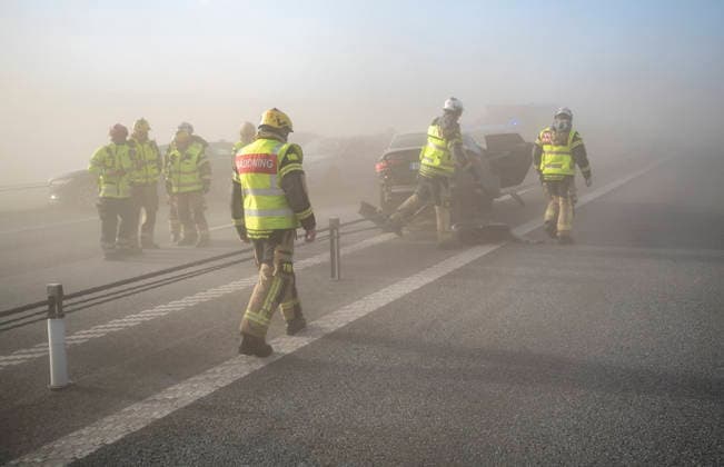 SÖLVESBORG 2026-04-06 Masskrock i sandstorm pa E22. Räddningstjänsten pa plats vid en masskrock pa E22 i Sölvesborg när stormen Dave fortsätter härja pa annandag pask. Det blaser in sand fran fälten pa E22 och orsakar dalig sikt. SÖLVESBORG SVERIGE x50090x *** SÖLVESBORG 2026 04 06 Mass crash in sandstorm on E22 Emergency services on the scene of a mass crash on the E22 in Sölvesborg as Storm Dave continues to rage on Easter Monday Sand is blowing in from the fields on the E22 causing poor visibility SÖLVESBORG SWEDEN x50090x  Copyright: xJohanxNilssonx xTTx STORMEN DAVE ANNANDAG PASK xJ0Hi7WqsVA