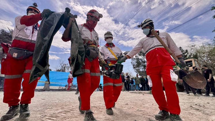 Red Crescent rescue teams were searching for victims at the site joint U.S.-Israeli airstrikes on residential buildings in Tehran, of Monday on April 6, 2026.  IRN2026040630 IranianxRedxCrescent