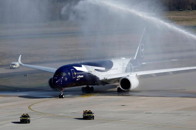 Airbus A350-900 Rostock -D-AIXL im Water Salute bei der Ankunft des Jubiläumsfluges des Airbus A350 in besonderer Lackierung zu 100 Jahre Lufthansa am Flughafen Köln Bonn. Köln, 06.04.2026 *** Airbus A350 900 Rostock D AIXL in Water Salute at the arrival of the anniversary flight of the Airbus A350 in special livery for 100 years of Lufthansa at Cologne Bonn Airport Cologne, 06 04 2026 Foto:xR.xSchmiegeltx xFuturexImagex lufthansa_6429