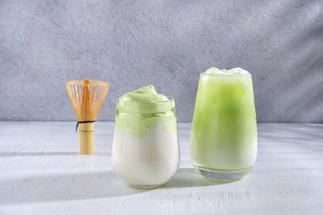 Matcha Tee. Grüner Eistee Matcha Latte im Glas. Grüner Tee Dalgona, geschlagener grüner Tee mit Milch. Gesundes veganes Getränk, Nahaufnahme Matcha tea. Iced green tea matcha latte in glass. Green tea dalgona, whipped grean tea with milk. Healthy vegan drink, close up Copyright: imageBROKER SvetlanaxKhutornaia ibxiqx16991619.jpg