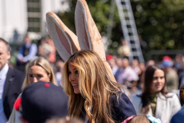 News Bilder des Tages #2 April 6, 2026, Washington, Dc, United States: First Lady MELANIA TRUMP interacts with children at the White House Easter Egg Roll on April 6, 2026. Washington United States - ZUMAl312 20260406_znp_l312_182 Copyright: xAndrewxLeydenx