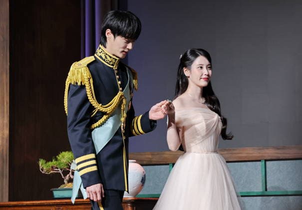 S. Korean actress IU and actor Byun Woo-seok S. Korean actress IU and actor Byun Woo-seok South Korean actress IU and actor Byun Woo-seok, who star in the MBC-TV s new drama Perfect Crown, enter a publicity event in Seoul on April 6, 2026. The first episode of the drama will be aired on April 10. (Yonhap) 2026-04-07 07:28:50 < 1980-2026 YONHAPNEWS AGENCY. .> ¼­¿ïÆ¯º°½Ã EDITORIAL USE ONLY  Copyright: xx PYH2026040616760034400 YonhapxNewsx yonphotos251136