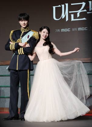 S. Korean actress IU and actor Byun Woo-seok S. Korean actress IU and actor Byun Woo-seok South Korean actress IU and actor Byun Woo-seok, who star in the MBC-TV s new drama Perfect Crown, pose for a photo during a publicity event in Seoul on April 6, 2026. The first episode of the drama will be aired on April 10. (Yonhap) 2026-04-07 07:28:55 < 1980-2026 YONHAPNEWS AGENCY. .> ¼­¿ïÆ¯º°½Ã EDITORIAL USE ONLY  Copyright: xx PYH2026040616770034400 YonhapxNewsx yonphotos251142