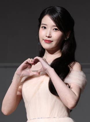 S. Korean actress IU S. Korean actress IU South Korean actress IU, who stars in the MBC-TV s new drama Perfect Crown, forms the shape of a hear with her hands during a publicity event in Seoul on April 6, 2026. The first episode of the drama will be aired on April 10. (Yonhap) 2026-04-07 07:30:11 < 1980-2026 YONHAPNEWS AGENCY. .> ¼­¿ïÆ¯º°½Ã EDITORIAL USE ONLY  Copyright: xx PYH2026040616780034400 YonhapxNewsx yonphotos251145