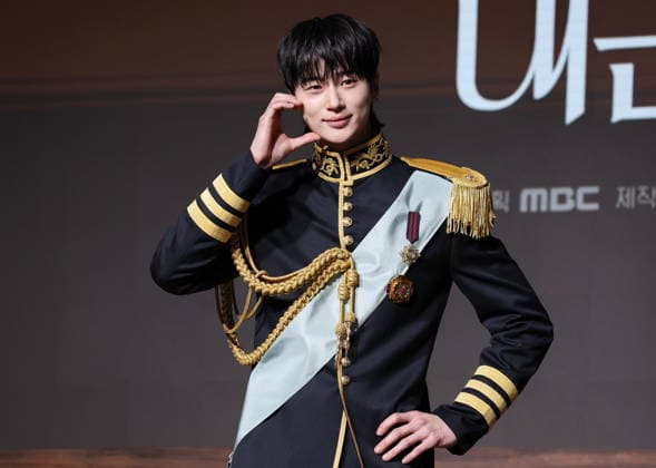S. Korean actor Byun Woo-seok S. Korean actor Byun Woo-seok South Korean actor Byun Woo-seok, who stars in the MBC-TV s new drama Perfect Crown, poses for a photo during a publicity event in Seoul on April 6, 2026. The first episode of the drama will be aired on April 10. (Yonhap) 2026-04-07 07:30:39 < 1980-2026 YONHAPNEWS AGENCY. .> ¼­¿ïÆ¯º°½Ã EDITORIAL USE ONLY  Copyright: xx PYH2026040616860034400 YonhapxNewsx yonphotos251146