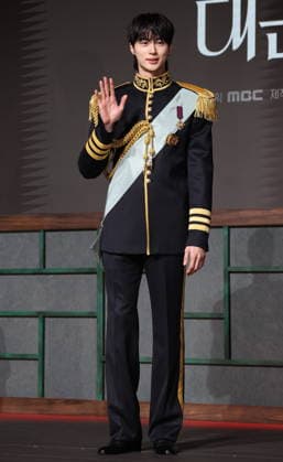 S. Korean actor Byun Woo-seok S. Korean actor Byun Woo-seok South Korean actor Byun Woo-seok, who stars in the MBC-TV s new drama Perfect Crown, poses for a photo during a publicity event in Seoul on April 6, 2026. The first episode of the drama will be aired on April 10. (Yonhap) 2026-04-07 07:30:44 < 1980-2026 YONHAPNEWS AGENCY. .> ¼­¿ïÆ¯º°½Ã EDITORIAL USE ONLY  Copyright: xx PYH2026040616870034400 YonhapxNewsx yonphotos251151