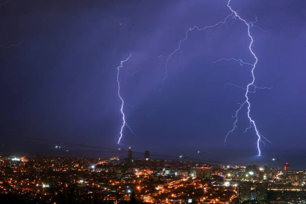 News Bilder des Tages #2 Lightning over Turkiye s Hatay HATAY, TURKIYE - APRIL 06: Lightning illuminates the sky over Iskenderun district of Hatay, Turkiye on April 06, 2026. Ali Kemal Zerenli Anadolu Hatay Turkey. Editorial use only. Please get in touch for any other usage.  Copyright: x2026xAnadoluxAlixKemalxZerenlix