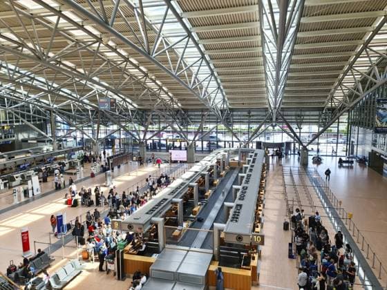 Hamburg, Deutschland 10. Juli 2025: Touristen stehen im Check in Bereich des Flughafens Hamburg, Deutschland, in der Schlange Hamburg, Germany - 10. July 2025: Tourists standing in line at the check-in area of Hamburg Airport, Germany Copyright: imageBROKER MichaelxPiepgras ibliqx17174915.jpg