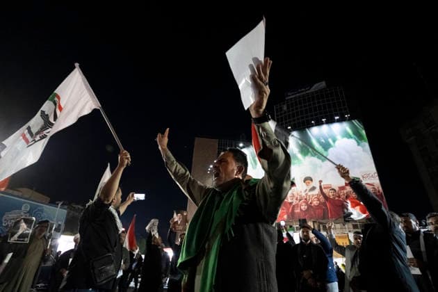 Iraqi Hashd Shaabi Militants In Tehran A member of the Iraqi Hashd Shaabi (Popular Mobilization Forces - PMF) shouts slogans in support of new Supreme Leader Ayatollah Mojtaba Khamenei during a pro-government rally in downtown Tehran, Iran, on April 6, 2026, amid ongoing United States-Israeli military operations in the country. Tehran Tehran Iran  Copyright: xMortezaxNikoubazlx originalFilename: nikoubazl-iraqihas260406_npkUJ.jpg