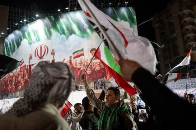 News Bilder des Tages #2 Iraqi Hashd Shaabi Militants In Tehran A member of the Iraqi Hashd Shaabi (Popular Mobilization Forces - PMF) waves an Iranian national flag during a pro-government rally in downtown Tehran, Iran, on April 6, 2026, amid ongoing United States-Israeli military operations in the region. Tehran Tehran Iran  Copyright: xMortezaxNikoubazlx originalFilename: nikoubazl-iraqihas260406_np2QO.jpg