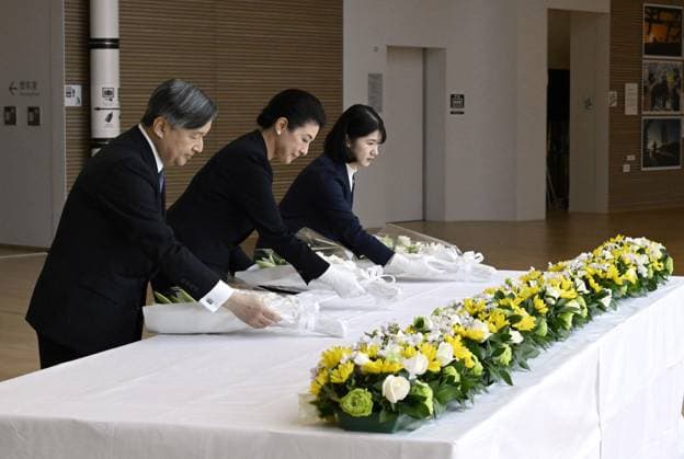 Entertainment Bilder des Tages #2 Japan imperial family s trip to Fukushima Japan s Emperor Naruhito, Empress Masako (C) and their daughter Princess Aiko lay flowers at the Great East Japan Earthquake and Nuclear Disaster Memorial Museum in Futaba, a Fukushima Prefecture town that co-hosts the crippled Fukushima Daiichi nuclear power plant, on April 6, 2026. Fifteen years after the earthquake, tsunami and nuclear disasters that struck northeastern Japan in March 2011, they are visiting the prefecture to see the recovery efforts firsthand.  A14AA0005440241P