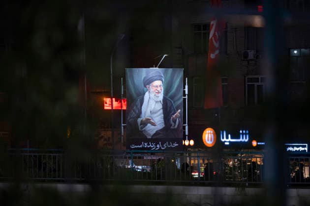 Rally In Support War Against U.S. And Israel A billboard depicting a portrait of Iran s late Supreme Leader Ayatollah Ali Khamenei, alongside a Persian script reading His God is alive, is photographed in a square during a pro-government rally in downtown Tehran, Iran, on April 6, 2026. The rally takes place amid ongoing U.S.-Israeli military operations in the country. President Donald Trump has threatened the Islamic Republic, stating that if the IRGC does not reopen the Strait of Hormuz within the next 24 hours, he will target Iran s bridges and energy infrastructure. Tehran Tehran Iran  Copyright: xMortezaxNikoubazlx originalFilename: nikoubazl-rallyins260406_npIpt.jpg