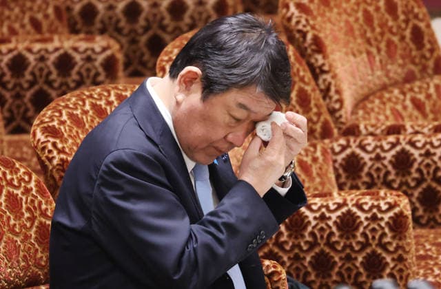 April 7, 2026, Tokyo, Japan - Japanese Foreign Minister Toshimitsu Motegi wipes the sweat from his forehead with a towel at Upper House s budget committee session at the National Diet in Tokyo on Tuesday, April 7, 2026. Upper House will pass a record 122 trillion yen budget bill for the fiscal year 2026. (photo by Yoshio Tsunoda AFLO)  aflo_326151426