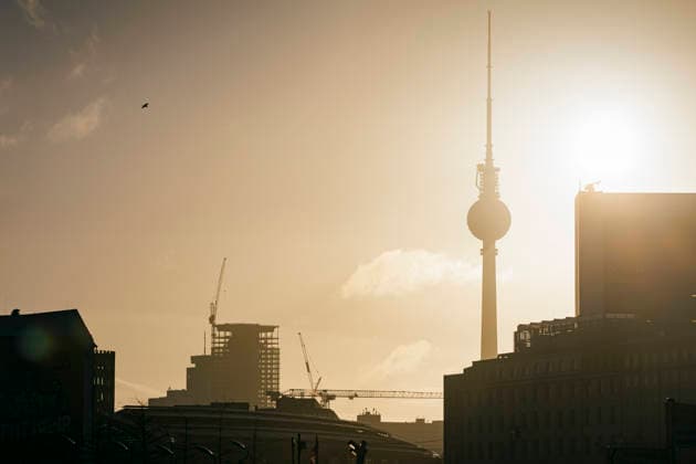 Symbolfoto. Die Sonne geht hinter dem Fernsehturm in Berlin Motte auf. Berlin, 07.04.2026. Berlin Deutschland *** Symbol photo The sun rises behind the television tower in Berlin Motte Berlin, 07 04 2026 Berlin Germany Copyright: xThomasxTrutschelx