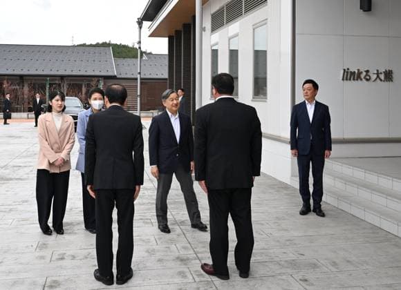 Japan imperial family s trip to Fukushima Japan s Emperor Naruhito, Empress Masako and their daughter Princess Aiko arrive at the Linkru Okuma communication facility in Okuma, Fukushima Prefecture on April 7, 2026. The imperial family is visiting Fukushima Prefecture to observe the recovery efforts after a massive earthquake and tsunami struck the region in March 2011, triggering a nuclear accident at the Fukushima Daiichi power plant. (Pool photo)  A14AA0005440887P