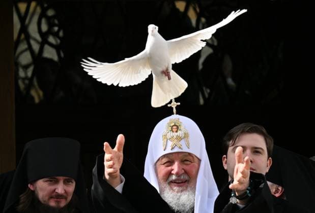 Russia Religion Annunciation Day 9138831 07.04.2026 Patriarch Kirill of Moscow and all Russia releases a dove after a service marking the Feast of the Annunciation on the porch of the Annunciation Cathedral at the Kremlin, in Moscow, Russia. Yuri Kochetkov Sputnik Moscow Russia  Copyright: xYurixKochetkovx
