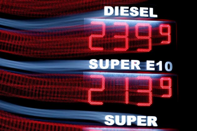 Spritpreise an einer nächtlichen Star-Tankstelle bei Köln. Preissteigerungen während des Iran-Krieg und der Schließung der Meerenge von Hormuz machen das Tanken in Deutschland immer teurer: Diesel klettert auf ein Allzeithoch, auch die Benzinpreise sind von der Sprit-Preis-Bremse unbeeindruckt. (Themenbild, Symbolbild) Frechen, 07.04.2026 NRW Deutschland *** Fuel prices at a Star gas station near Cologne at night Price increases during the Iran war and the closure of the Strait of Hormuz make refueling in Germany more and more expensive Diesel climbs to an all-time high, gasoline prices are also unimpressed by the fuel price brake Theme picture, symbolic picture Frechen, 07 04 2026 NRW Germany Copyright: xChristophxHardtx