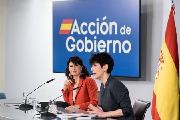 The Government gives the green light to the reform of the Constitution to protect abortion I D The Minister of Equality, Ana Redondo, and the Minister of Inclusion, Social Security and Migration of Spain, Elma Saiz, during a press conference after the Council of Ministers, at La Moncloa Palace, April 7, 2026, in Madrid Spain The Council of Ministers has approved the text that modifies Article 43 3 of the Constitution to oblige all public authorities to guarantee the voluntary termination of pregnancy 07 APRIL 2026 Diego Radamé Madrid Madrid Madrid Spain  Copyright: xDiegoxRadamÃ sx 7420021