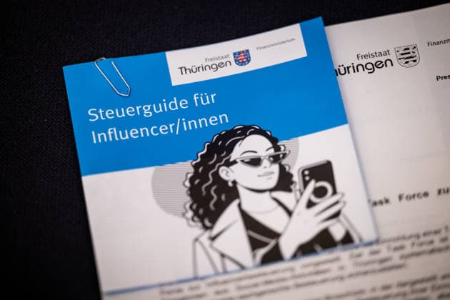 REGIERUNGSMEDIENKONFERENZ DER THÜRINGER LANDESREGIERUNG 07 04 2026 - Erfurt: Die Thüringer Finanzministerin Katja Wolf (BSW) stellt die Arbeit der neuen Task Force Influencer-Besteuerung der Thüringer Finanzverwaltung in der Regierungsmedienkonferenz der Thüringer Landesregierung am 7. April 2026 vor. _________________ *** GOVERNMENT MEDIA CONFERENCE OF THE THURINGIAN STATE GOVERNMENT 07 04 2026 Erfurt The Thuringian Minister of Finance Katja Wolf BSW presents the work of the new Influencer Taxation Task Force of the Thuringian tax administration at the government media conference of the Thuringian state government on April 7, 2026